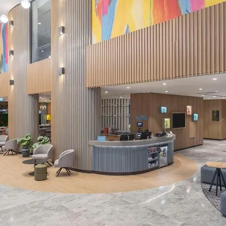 ホテル Hampton By Hilton Airport 4*