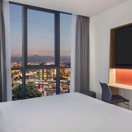 Hampton By Hilton Airport ホテル
