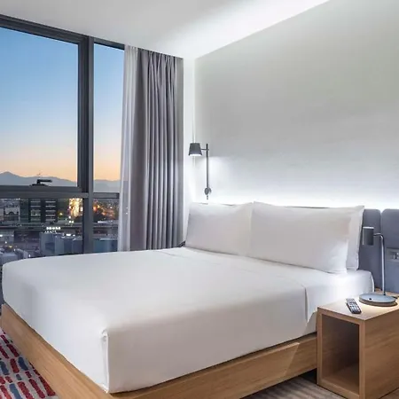 ホテル Hampton By Hilton Airport 4*