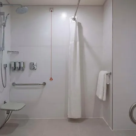 Hampton By Hilton Airport ホテル 4*