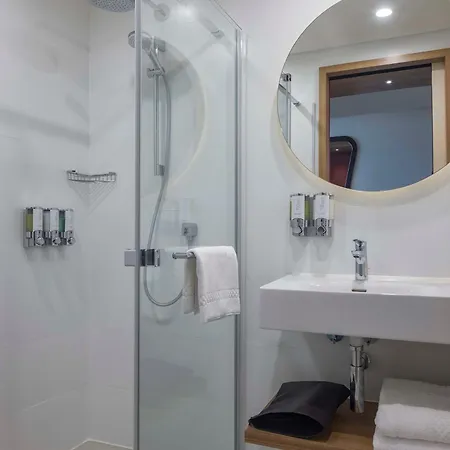 ホテル Hampton By Hilton Airport 4*