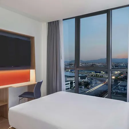 ホテル Hampton By Hilton Airport