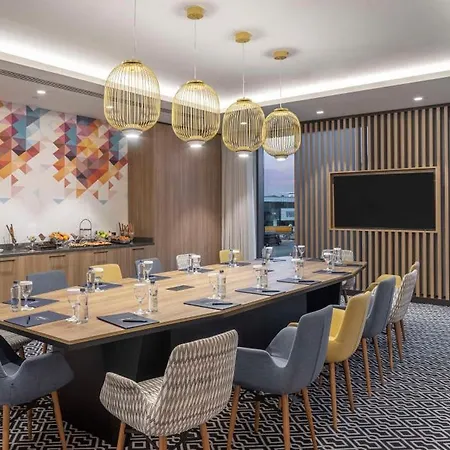 ホテル Hampton By Hilton Airport 4*