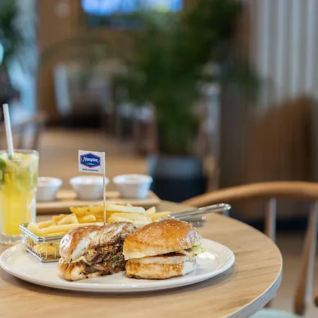 ホテル Hampton By Hilton Airport 4*